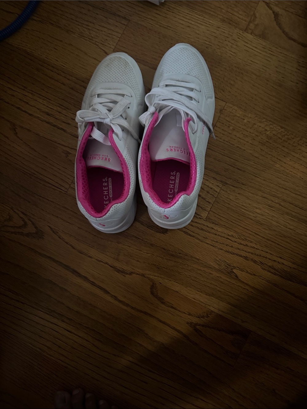 Brand new with boxSkechers White Sneakers with Pink